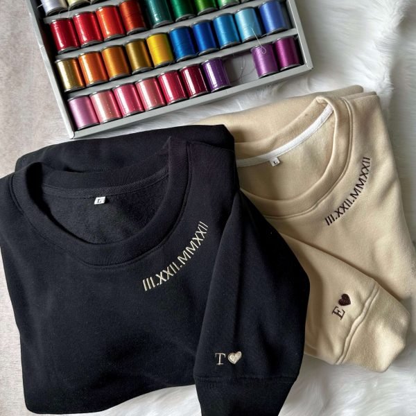🔥大人気セール🔥 カスタム刺繍日付ローマ数字Tシャツ、スウェットシャツ、フーディー(2点購入で送料無料)