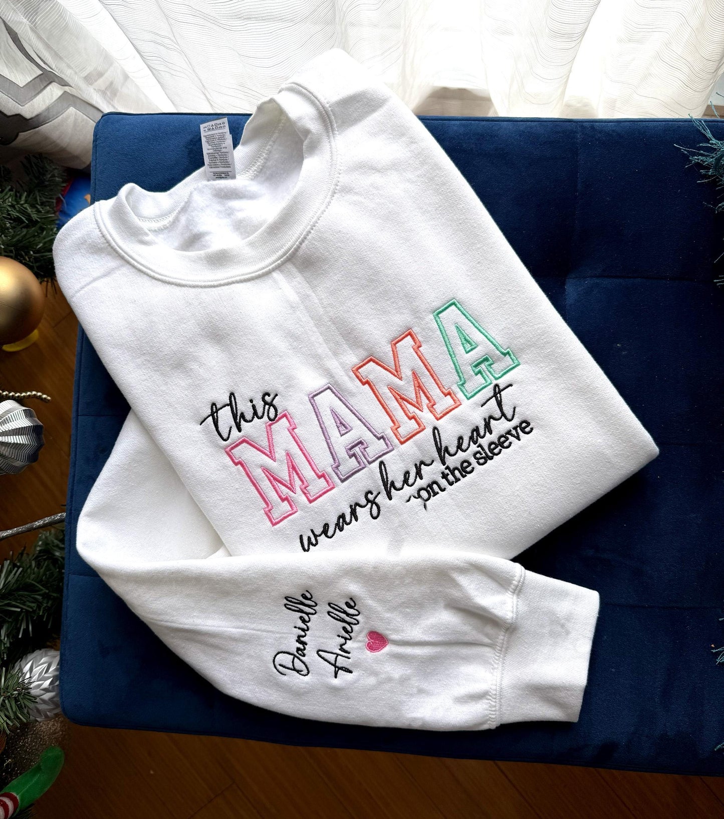 母の愛を袖に刺繍 - カスタム刺繍Tシャツ&クルーネックパーカー 母の日ギフト