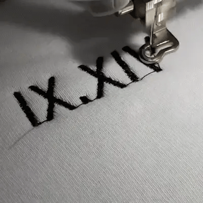パーソナライズされたローマ数字の刺繍入りスウェットシャツ