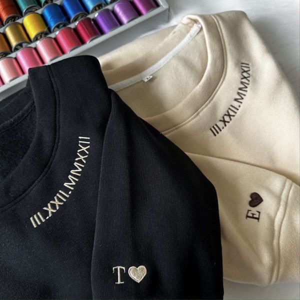 🔥大人気セール🔥 カスタム刺繍日付ローマ数字Tシャツ、スウェットシャツ、フーディー(2点購入で送料無料)