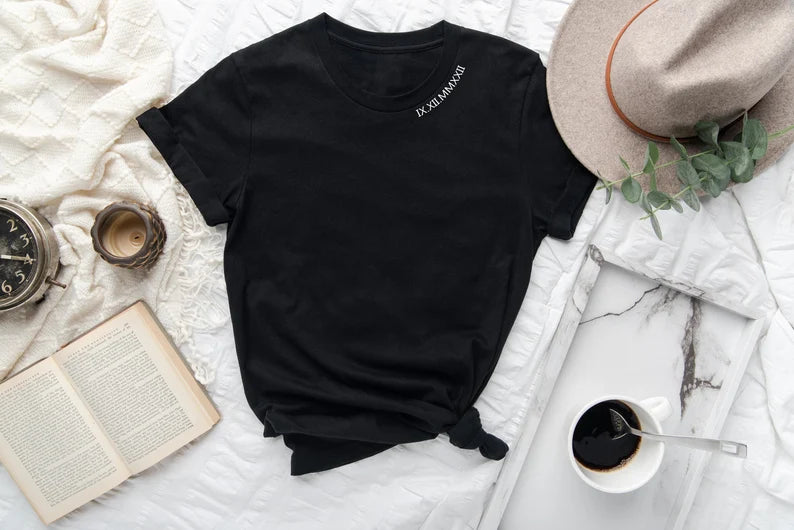 🔥大人気セール🔥 カスタム刺繍日付ローマ数字Tシャツ、スウェットシャツ、フーディー(2点購入で送料無料)