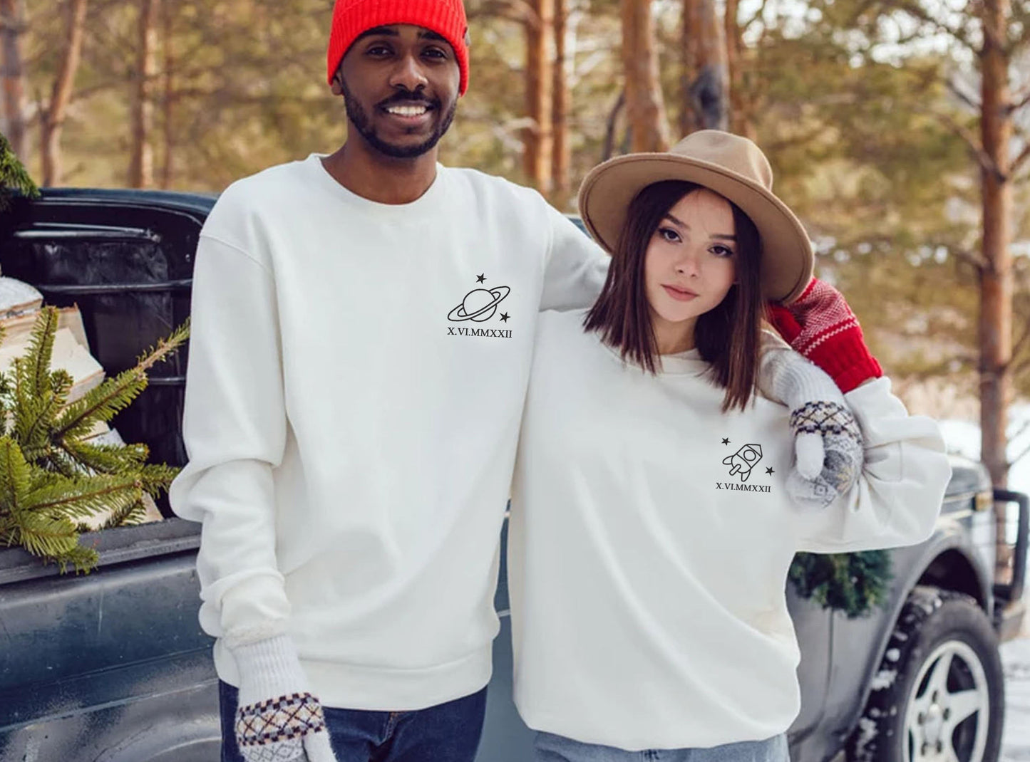 ロケットと月の刺繍スウェットシャツ、マッチングカップルスウェットシャツ刺繍ローマ数字誕生日パーカー記念日の日付カップルギフト