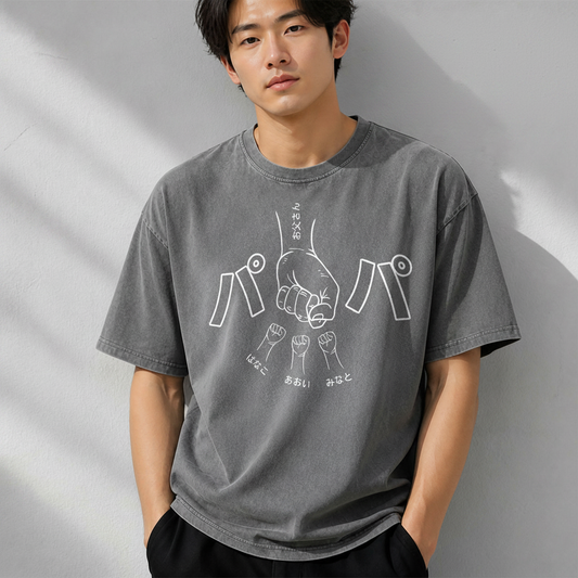 水洗い仕上げ／オリジナルプリント入り「フィストバンプ」父の日スウェットシャツ —— お父さんや祖父母への最高の贈り物