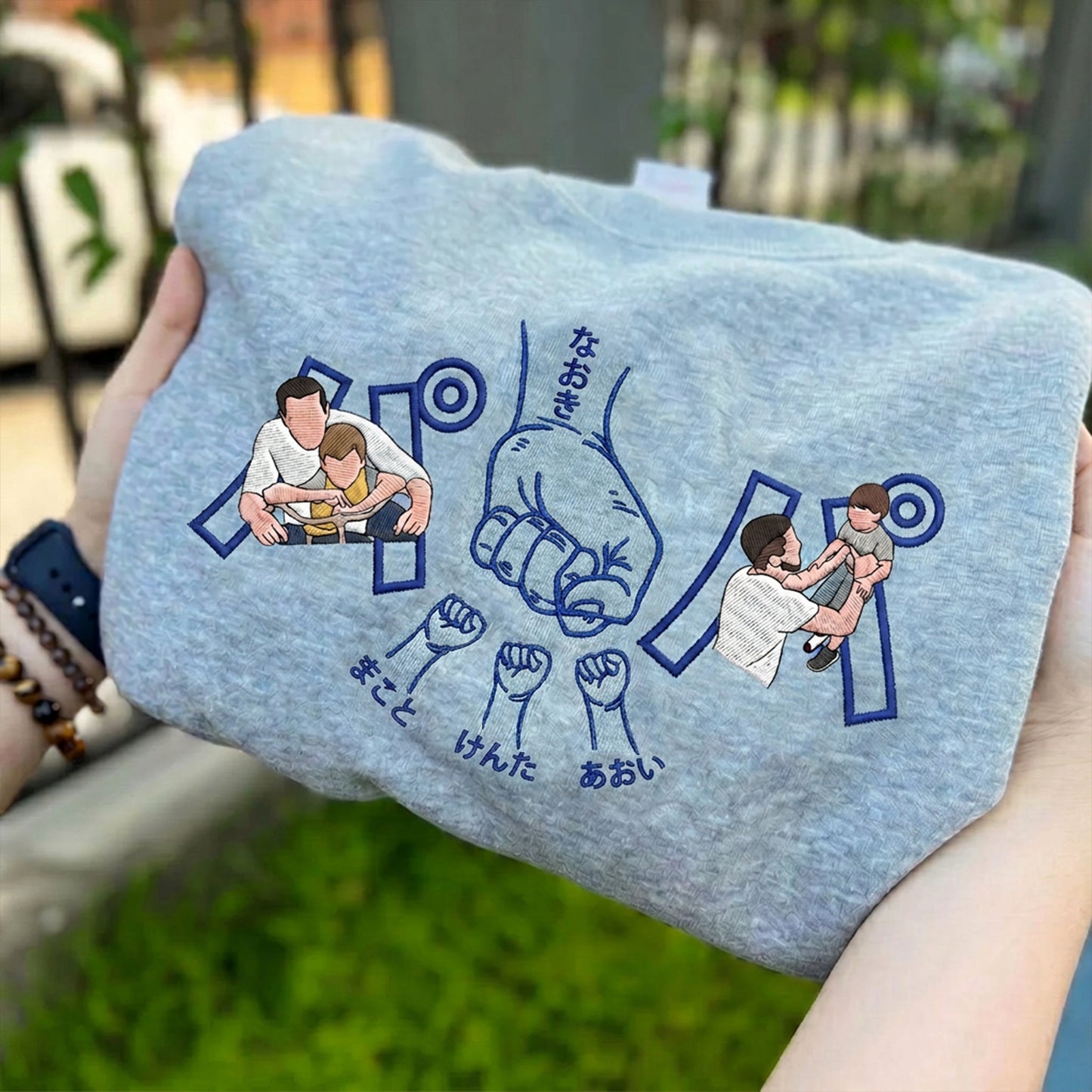 フルカラー写真入り・カスタム刺繍「フィストバンプ」父の日スウェットシャツ —— お父さんや祖父母への、心温まる贈り物