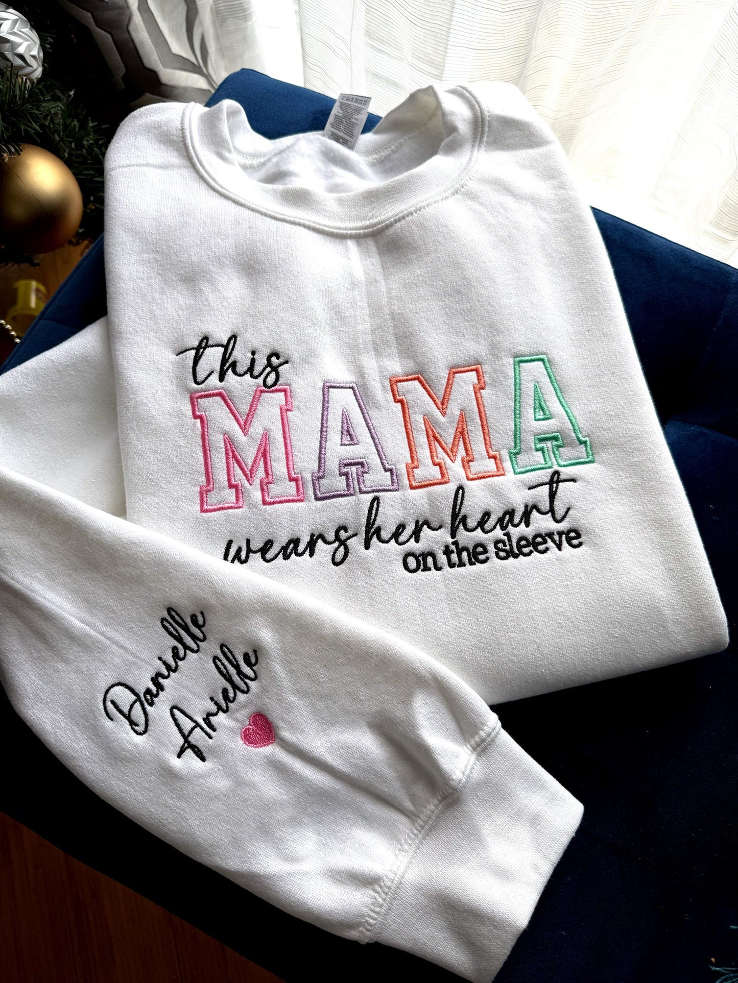 母の愛を袖に刺繍 - カスタム刺繍Tシャツ＆クルーネックパーカー 母の日ギフト