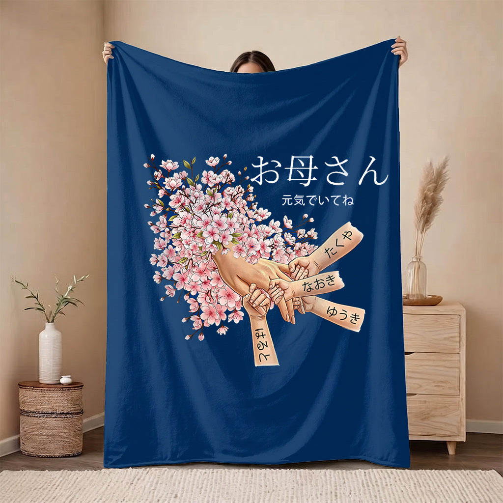 美しい花と手をつなぐ母子のデザイン入り・名入れブランケット — 母の日に贈る最高のギフト